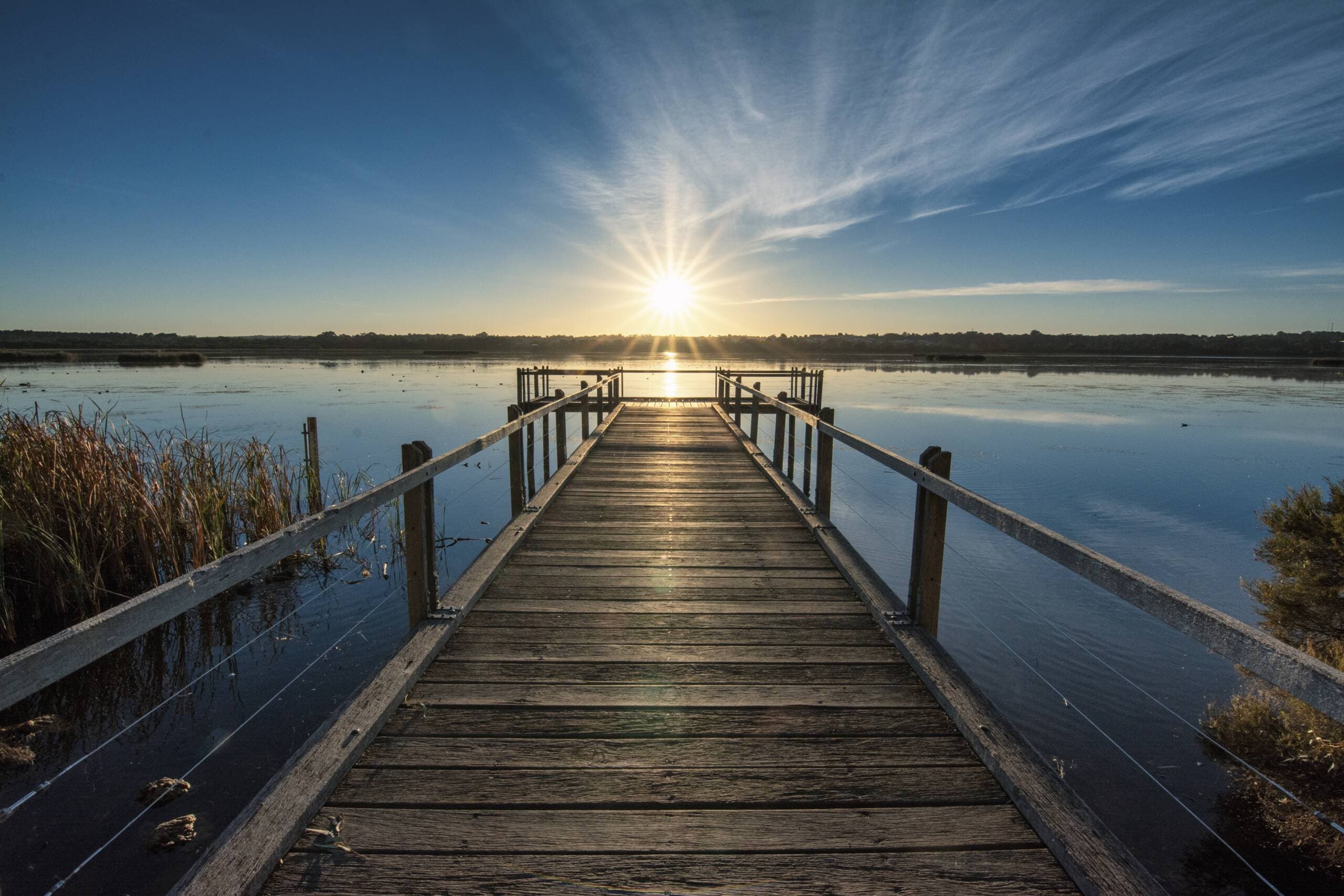 Ruhiger Steg auf einem See im Abendlicht